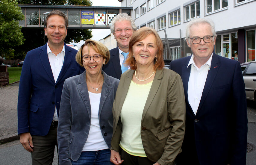 5 Personen von der Geschäftsstelle RBZ stehen vor dem Kreishaus in Höxter